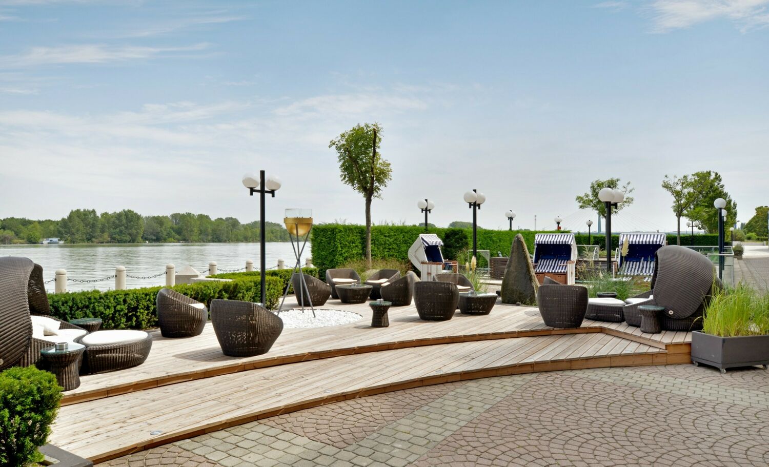 (c) Hilton Danube Waterfront