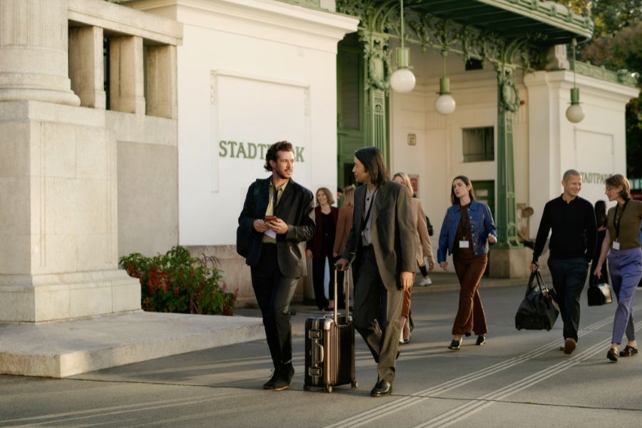 Ankommende Teilnehmer vor einer Otto Wagner U-Bahn Station